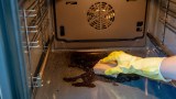 ein dreckiger Backofen wird geputzt