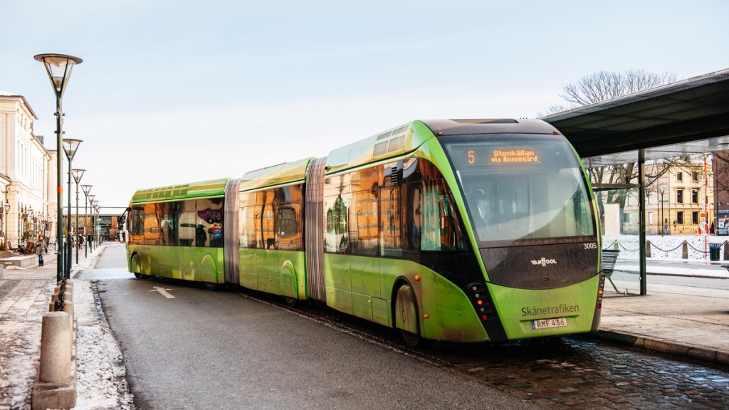 Kuriose Fakten über Schweden: ein moderner Bus in Malmö.