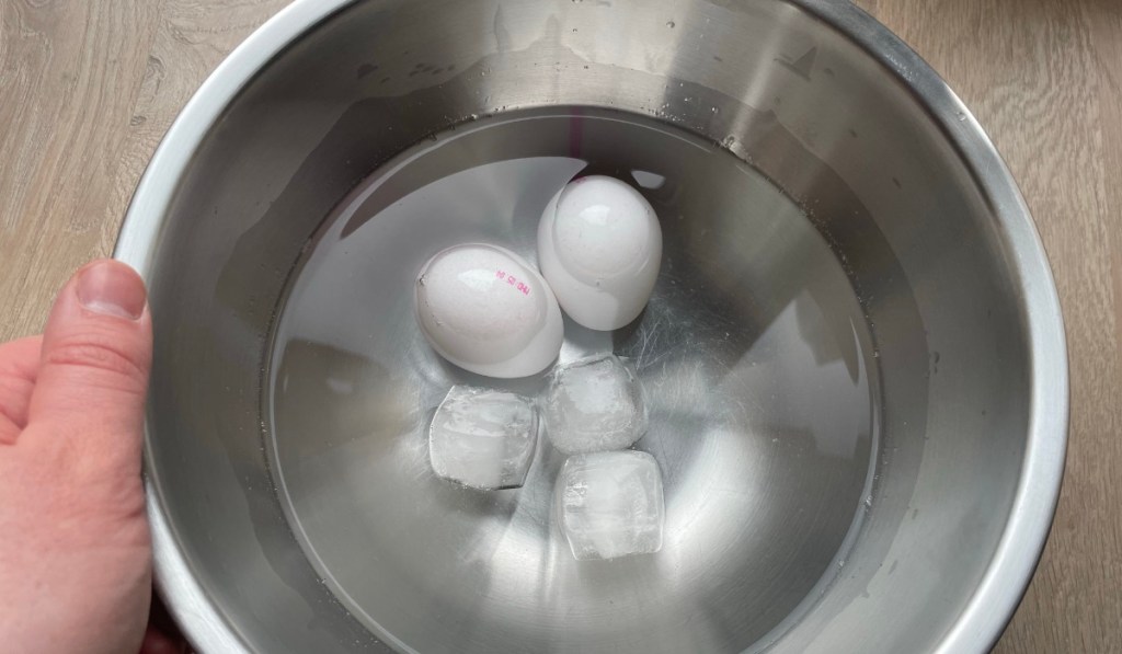 Zwei weiße Eier in einer Schale mit Eiswasser.