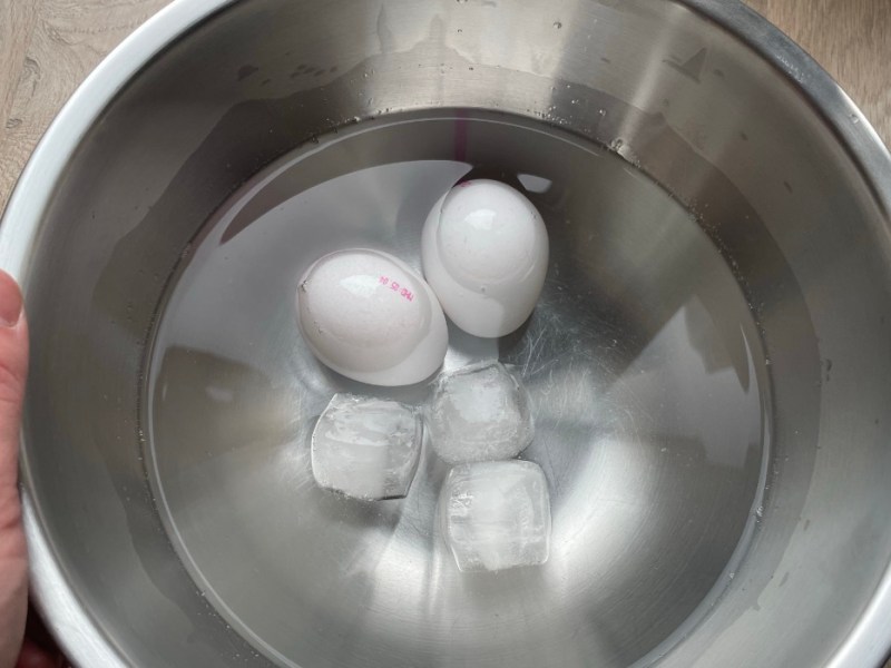 Zwei weiße Eier in einer Schale mit Eiswasser.