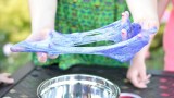 ein Kind spielt mit buntem Spielschleim