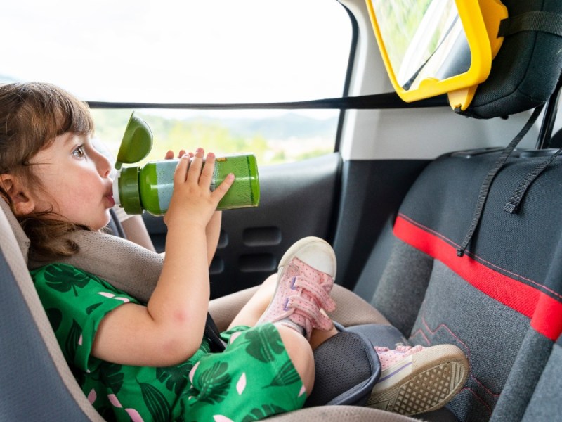 nützliche Produkte Kinder: Mädchen sitzt im Auto, über ihrem Sitz ist ein Spiegel befestigt