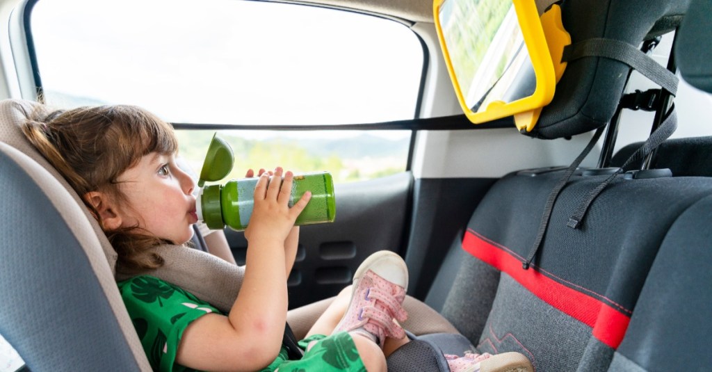 nützliche Produkte Kinder: Mädchen sitzt im Auto, über ihrem Sitz ist ein Spiegel befestigt