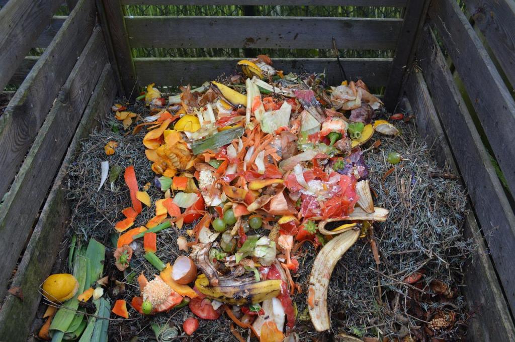 Ein Komposthaufen mit vielen Gemüse- und Obstabfällen.
