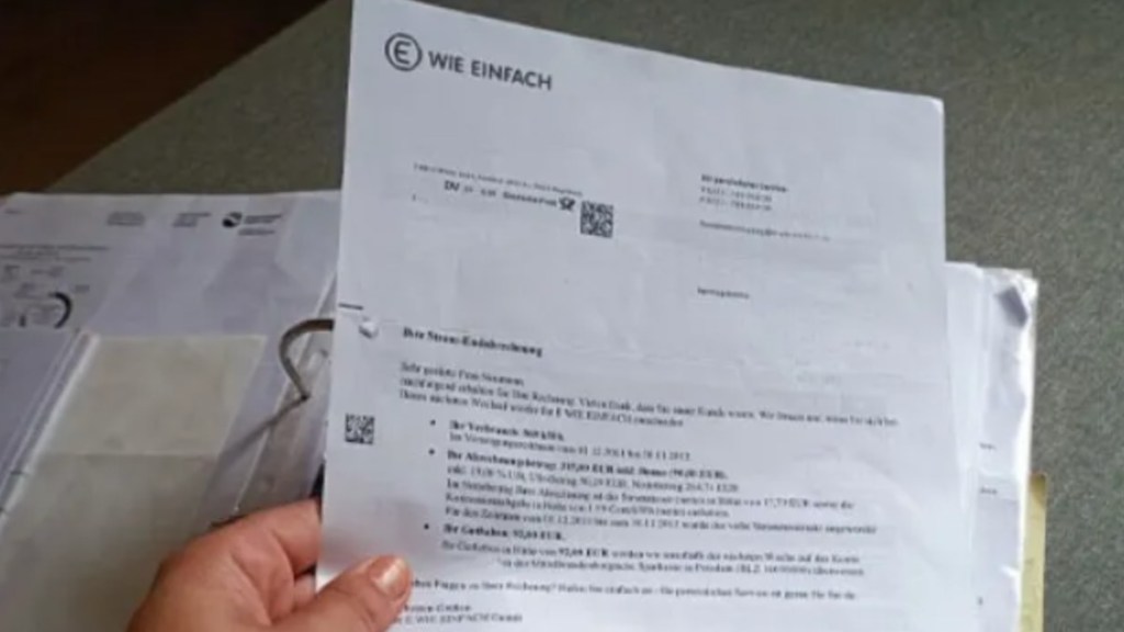 jemand hält eine Rechnung in der Hand