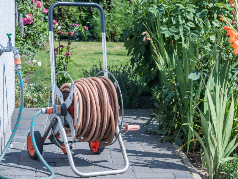 8 Ideen, damit der Gartenschlauch nicht im Weg liegt