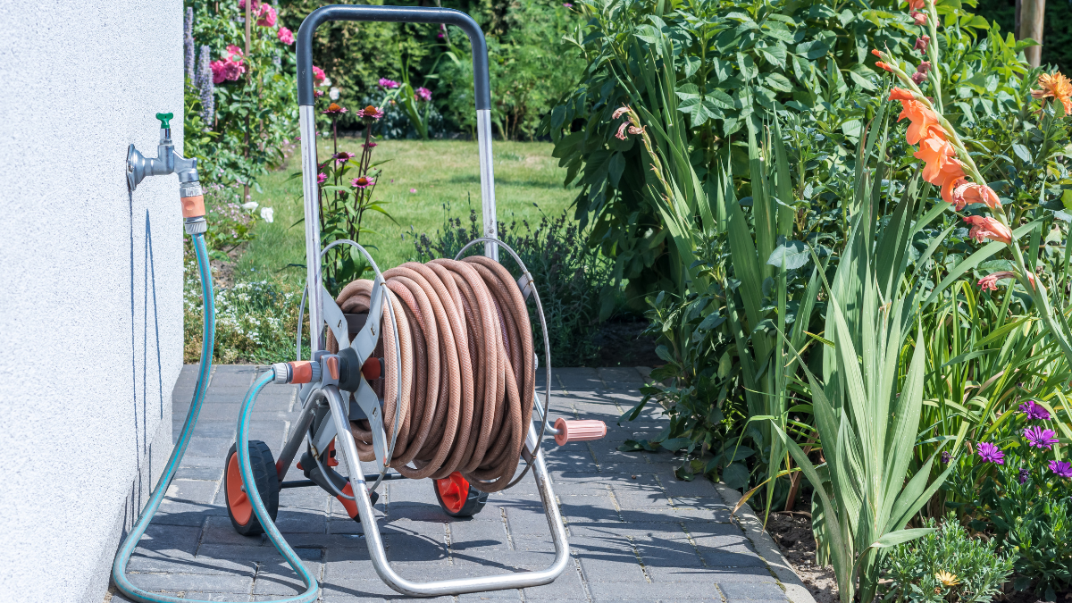 Ein aufgerollter Gartenschlauch