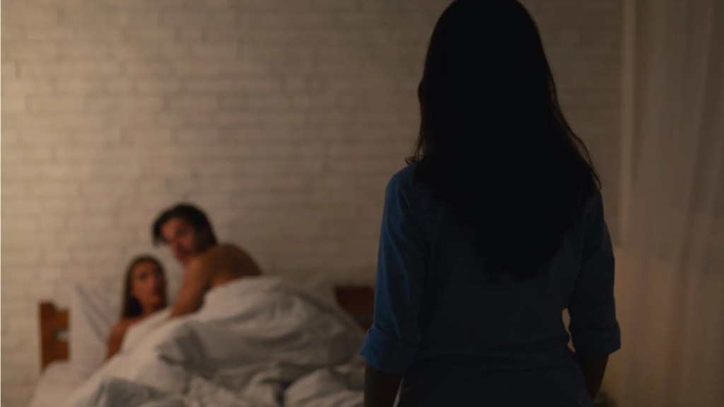 Eine Frau erwischt ihren Partner mit einer anderen Frau im Bett