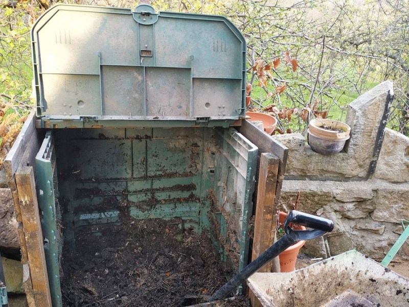 So legst du einen Komposthaufen im Garten richtig an