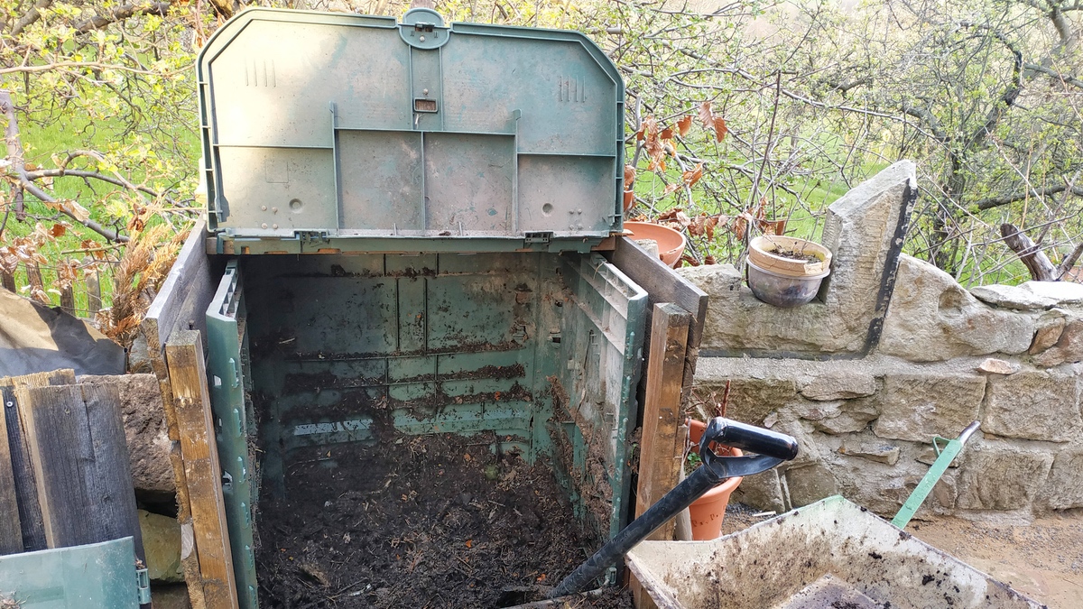 Ein geschlossener Kompost wird geleert.