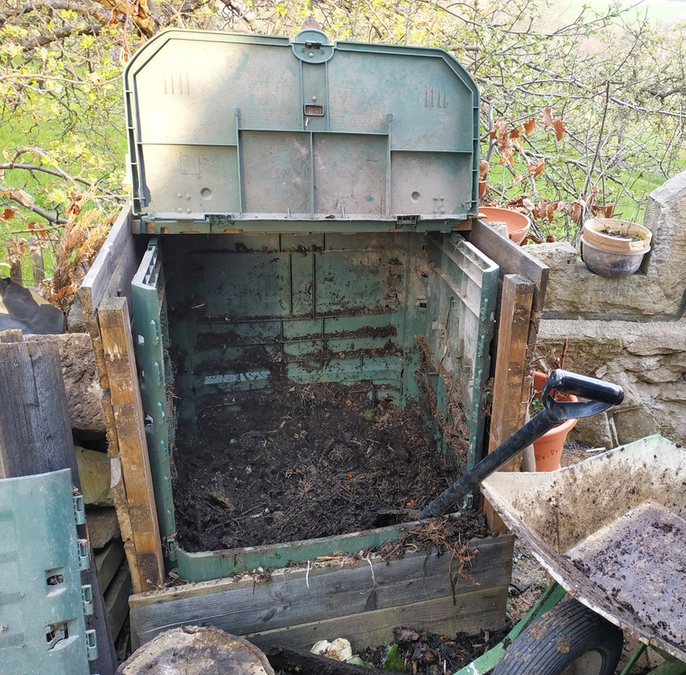 Ein geschlossener Kompost wird geleert.