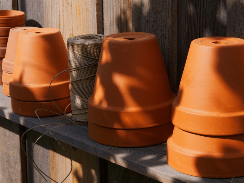 Gartenbewässerung mit Tontöpfen: So funktionieren „Ollas“