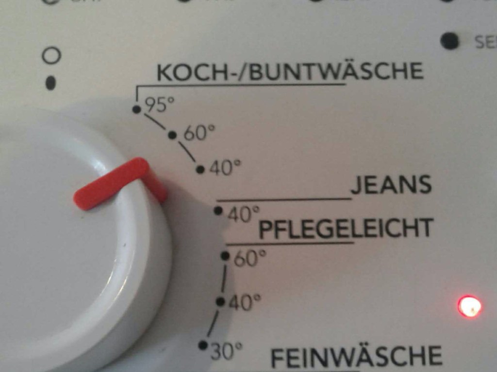 Ein Bild von der Armatur einer Waschmaschine.