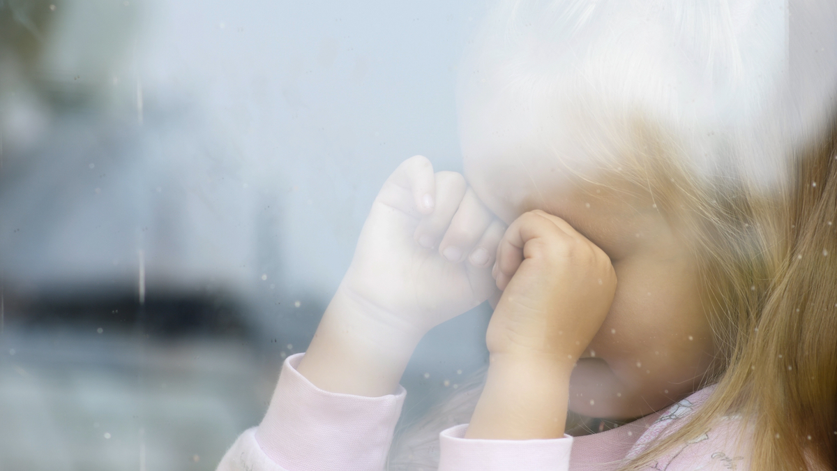 7 Anzeichen für emotionale Vernachlässigung in der Kindheit.