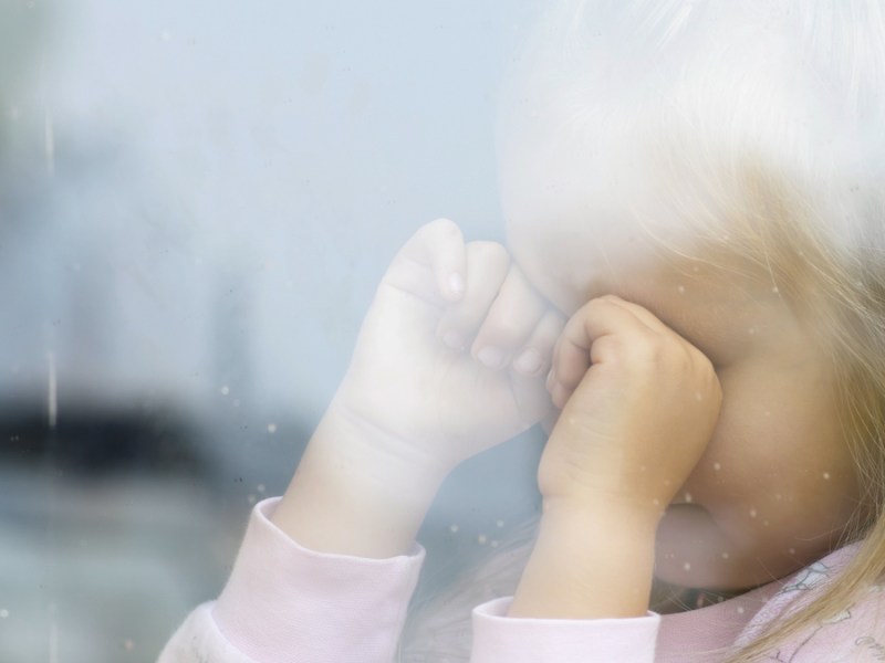 7 Anzeichen für emotionale Vernachlässigung in der Kindheit.