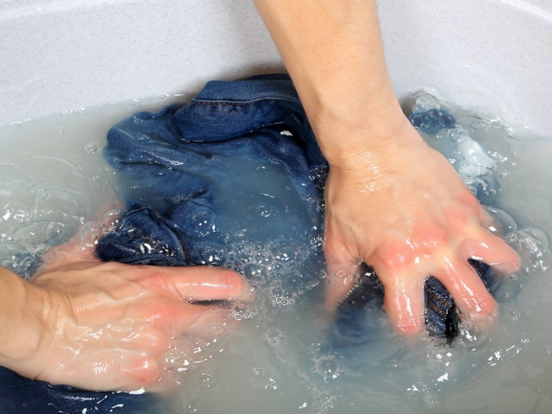 Kleidung wird per Hand gewaschen.