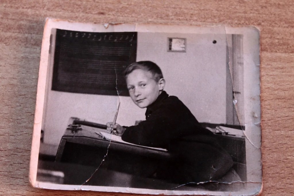 Alte Fotografie von einem Jungen in der Schule.