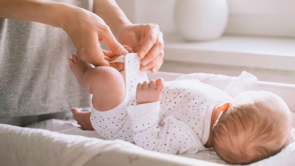 Wickeln: Expertin fordert, Babys vorher um Erlaubnis zu fragen.