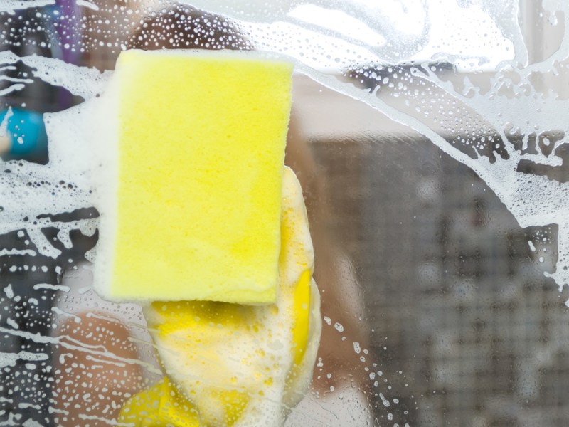 Dusche reinigen mit Spülmaschinen-Tab: So einfach funktioniert es.