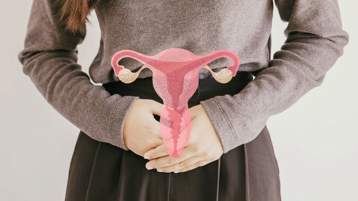 Eine Frau legt ihre Hände auf ihren Bauch. Darüber ist eine Illustration eines Uterus' retuschiert.