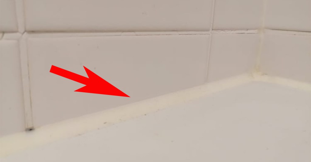 Roter Pfeil zeigt auf weiße Silikonfuge.