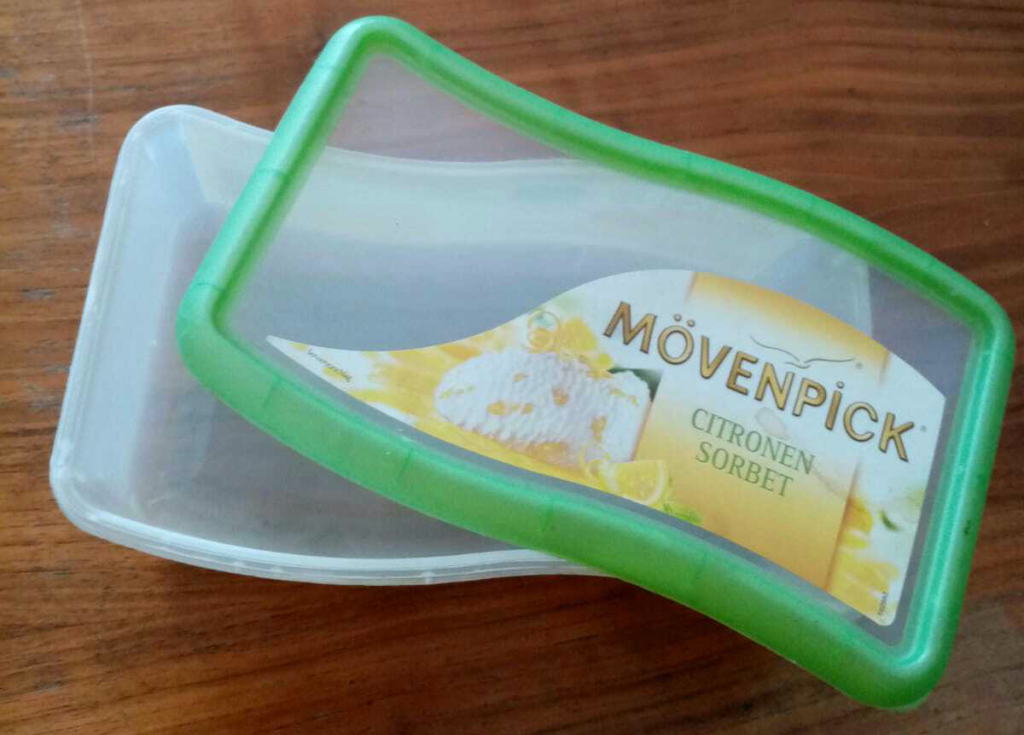 Eine leere Eisdose auf einem Tisch.