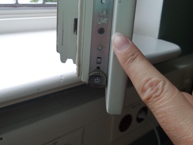 Ein Finger zeigt auf eine Einstellung an einem Fenster, die den Wintermodus einstellt.