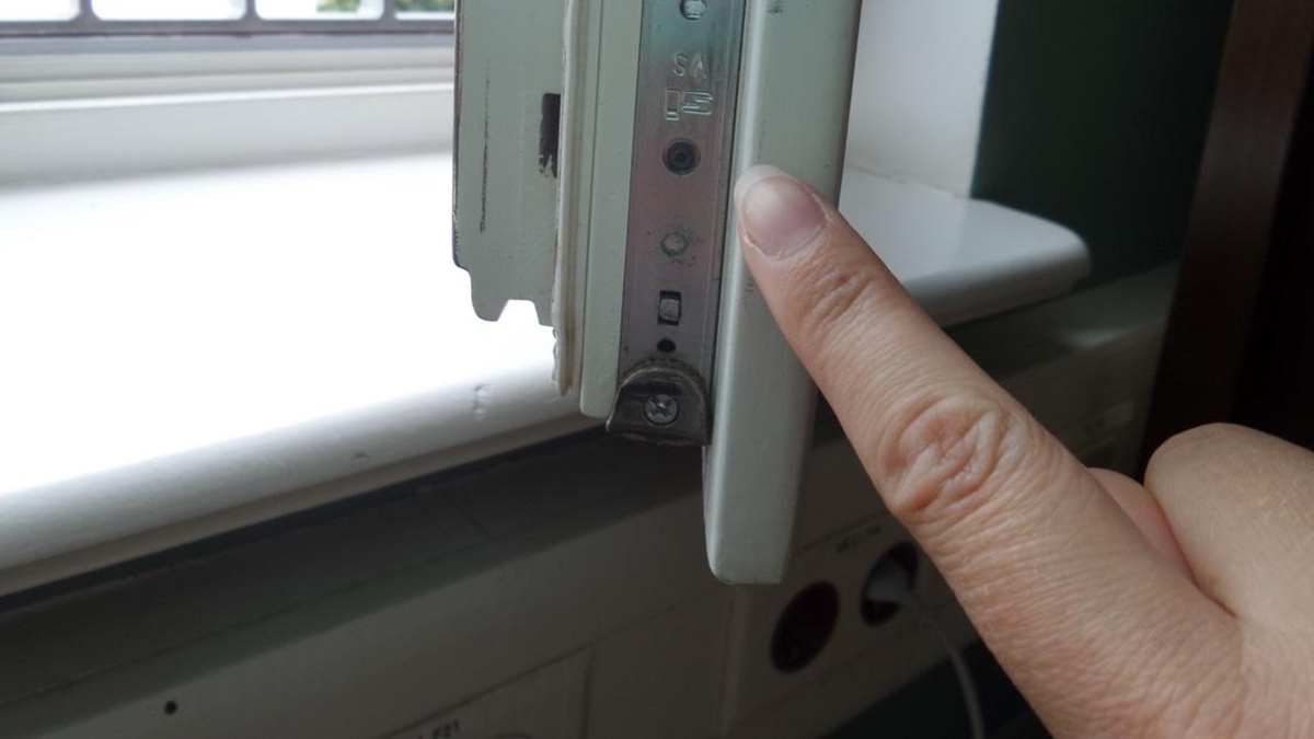 Ein Finger zeigt auf eine Einstellung an einem Fenster, die den Wintermodus einstellt.