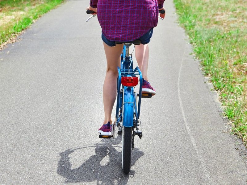 Eine Frau fährt Fahrrad.