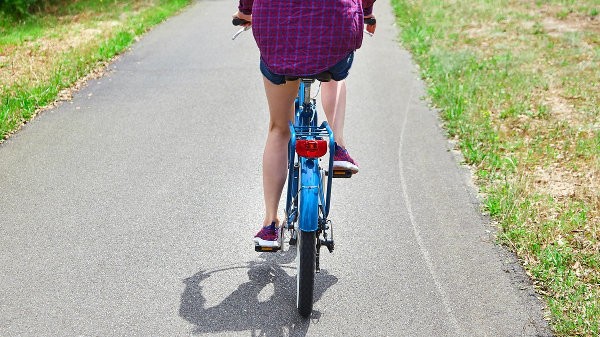 Eine Frau fährt Fahrrad.