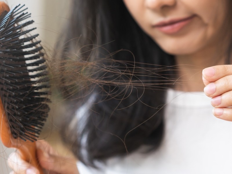 Haare aus einer Haarbürste entfernen.