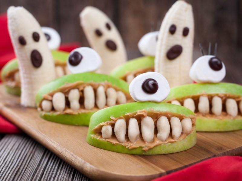 Ein Halloween-Rezept für Geister-Bananen und Monster-Äpfeln.