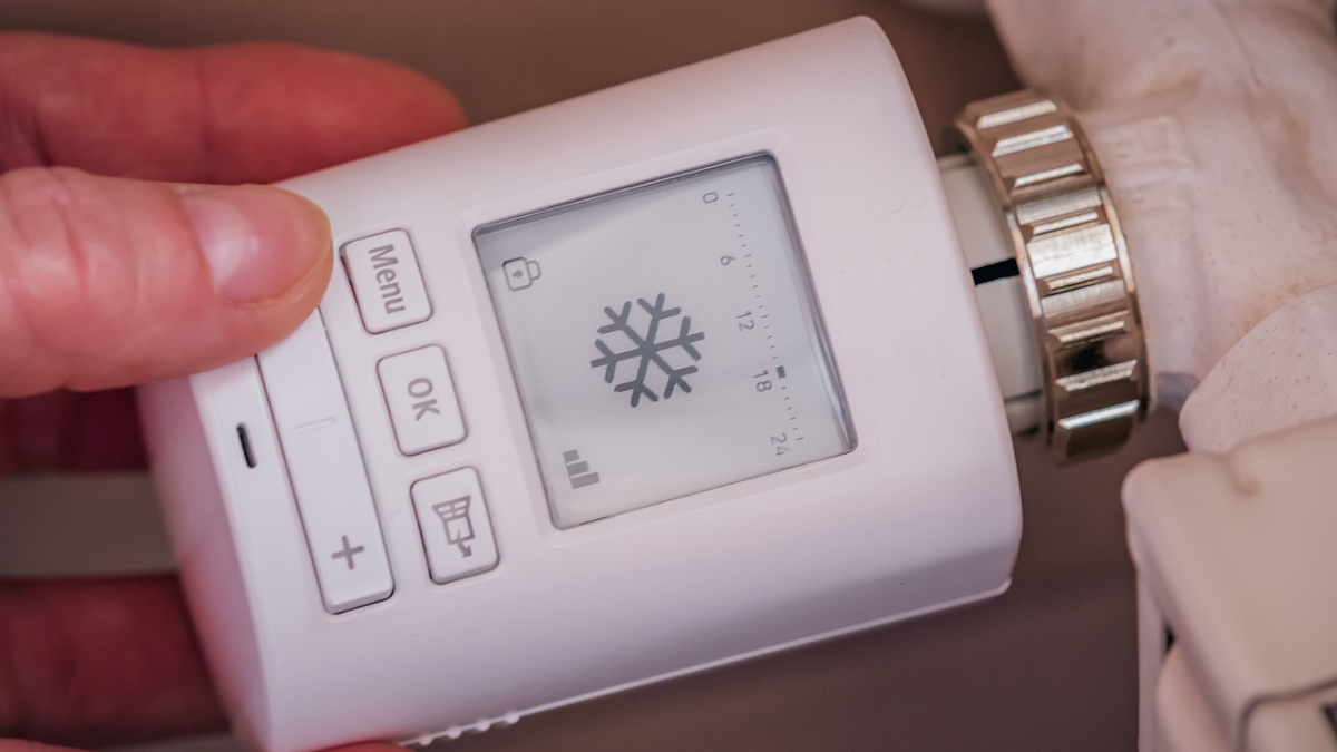Ein Foto von einem Thermostat an einer Heizung.