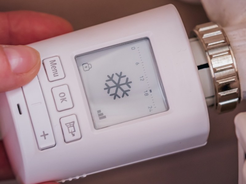 Ein Foto von einem Thermostat an einer Heizung.