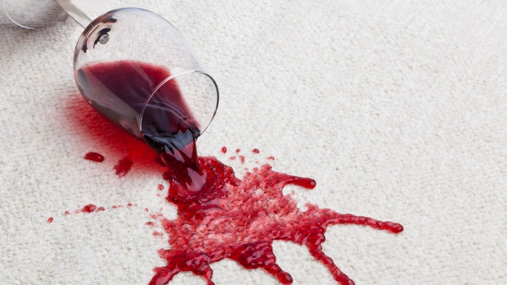Rotweinfleck auf dem Teppich.