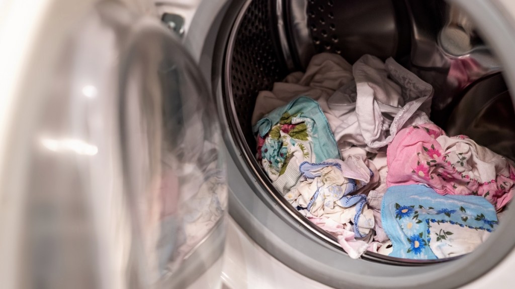 Taschentuch mitgewaschen: 8 Tricks, um die Fusseln zu entfernen.