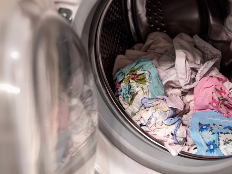Taschentuch mitgewaschen: 8 Tricks, um die Fusseln zu entfernen.