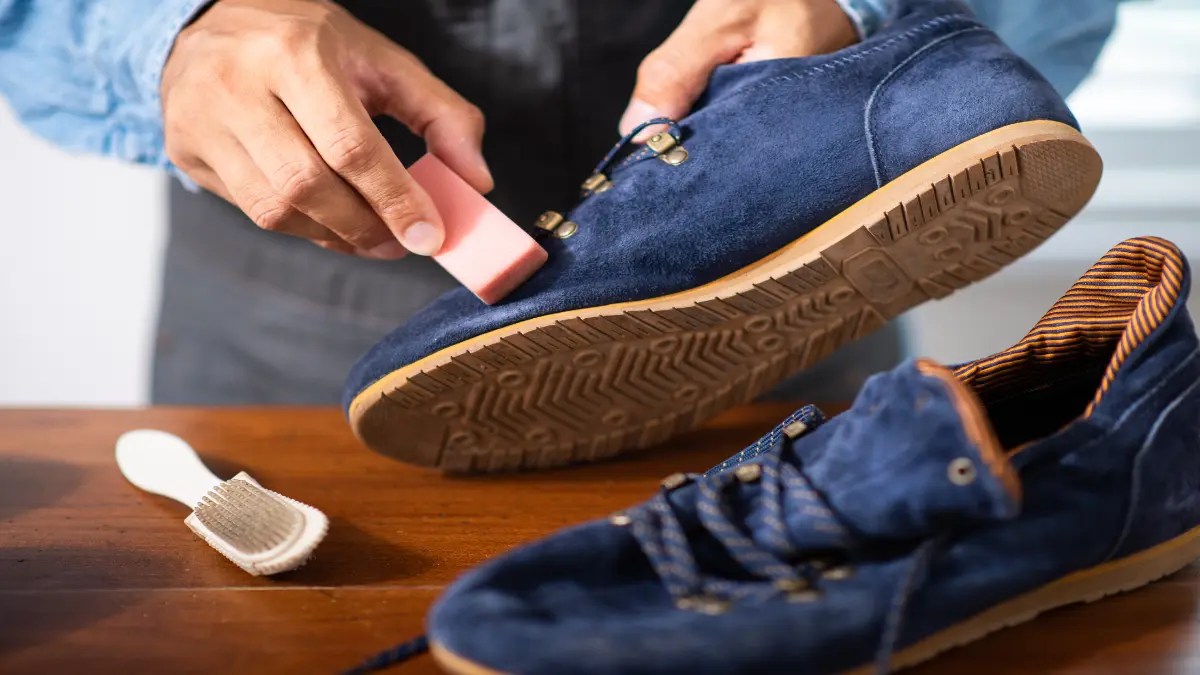 Schuhe aus Wildleder werden gereinigt.