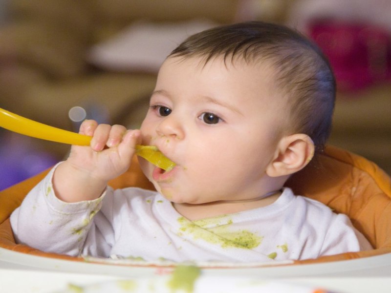 Ein Baby mit dreckiger Kleidung.