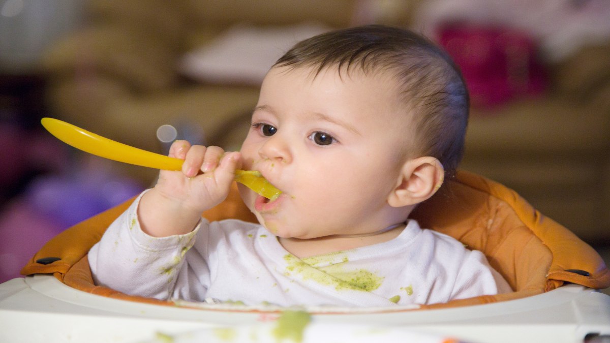 Ein Baby mit dreckiger Kleidung.