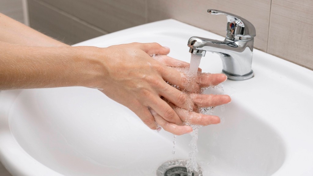 Hände mit Wasser waschen.