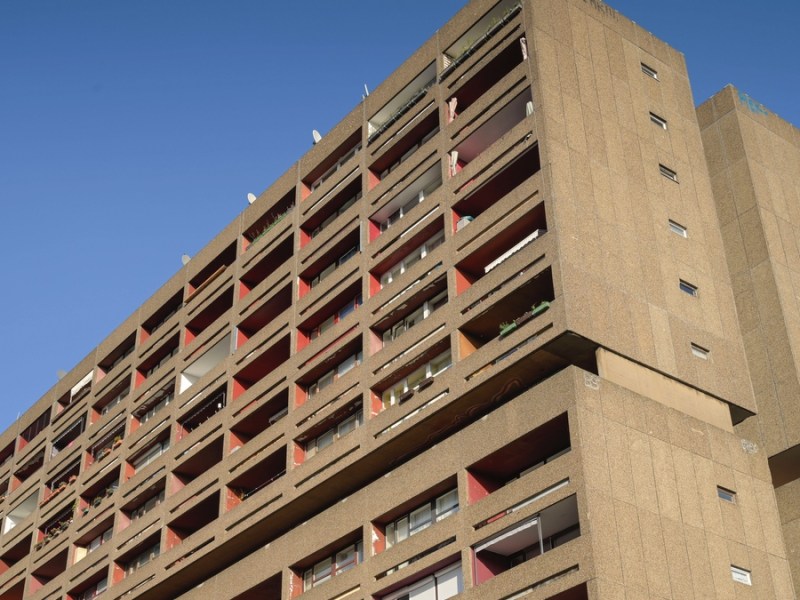 Arbeitsloser Brite baut Plattenbau-Palast.