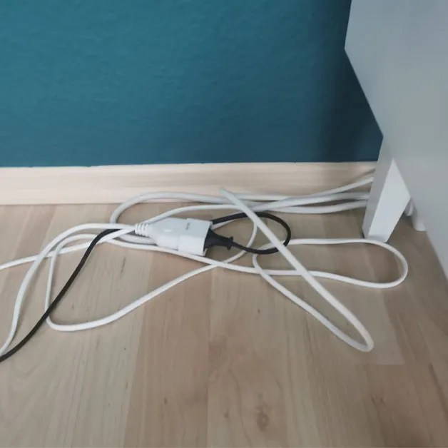 Kabel auf dem Boden.