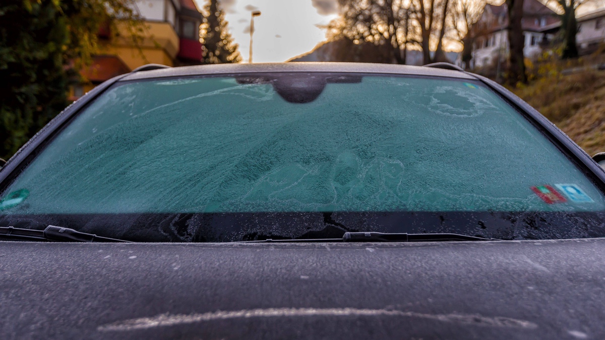 Zugefrorene Autoscheiben mit Salz abtauen