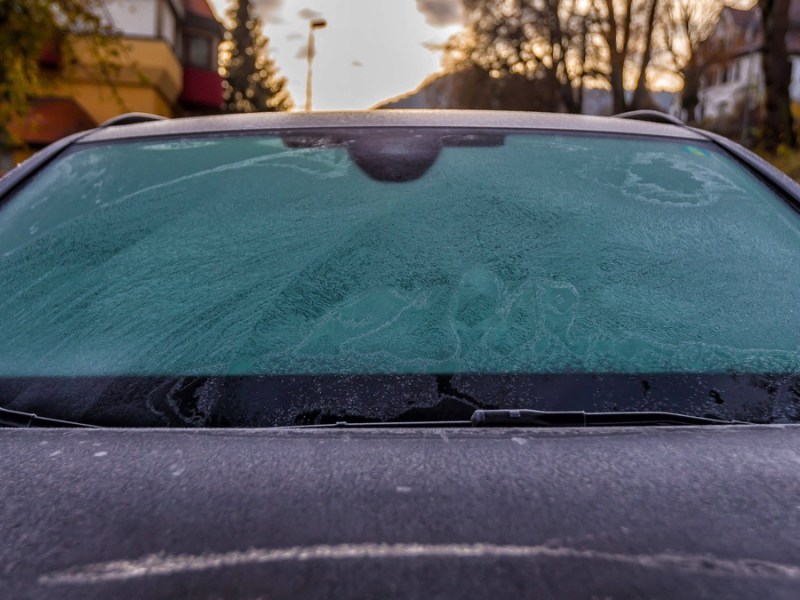 Ohne Kratzen: 6 Tricks, wie du gefrorene Autoscheiben enteisen kannst