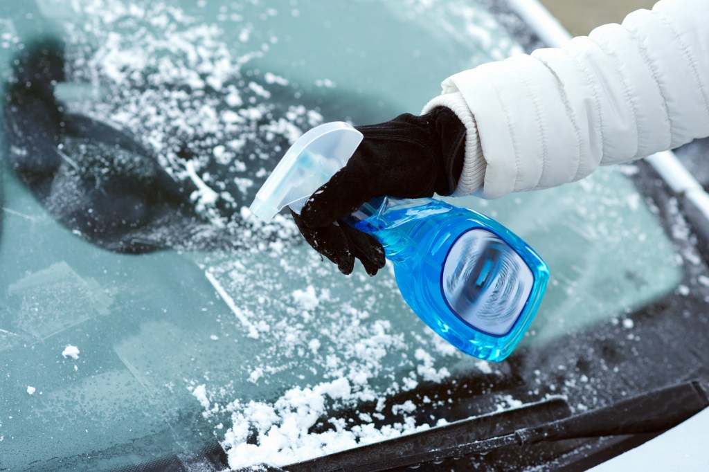 Autoscheibe enteisen ohne Eiskratzer: Trick mit Gefrierbeutel