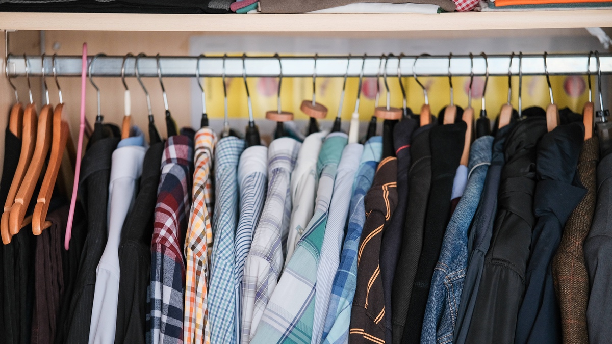 6 Tipps, um den Kleiderschrank auszumisten.