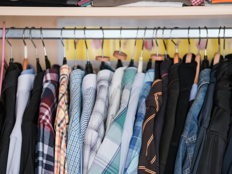 6 Tipps, um den Kleiderschrank auszumisten.