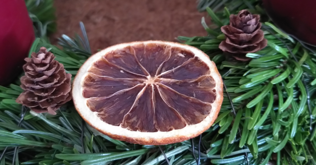 getrocknete Mandarinenscheibe auf einem Adventskranz