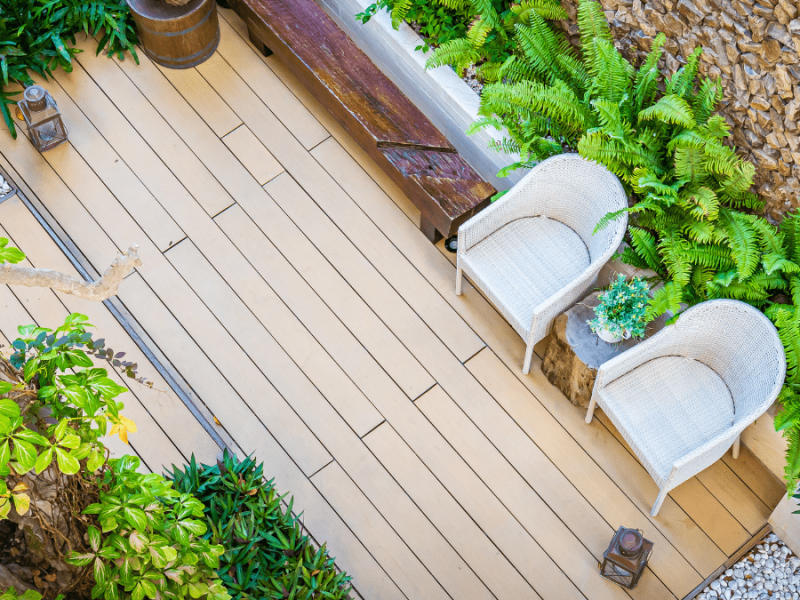 Eine kleine Terrasse von oben fotografiert.